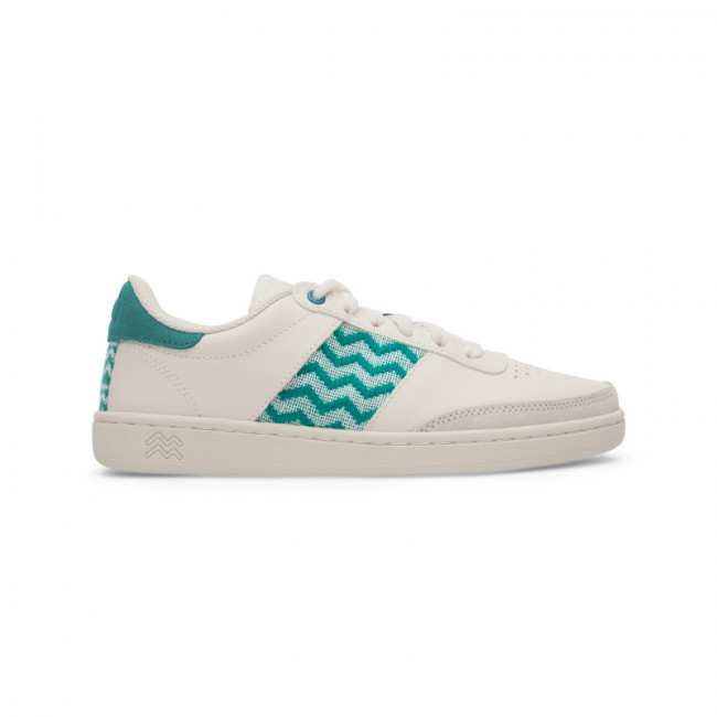 Baskets en cuir beige avec tissage bleu menthe ethnique artisanal sur fond blanc. Saigon Classique x Men in Glaz.