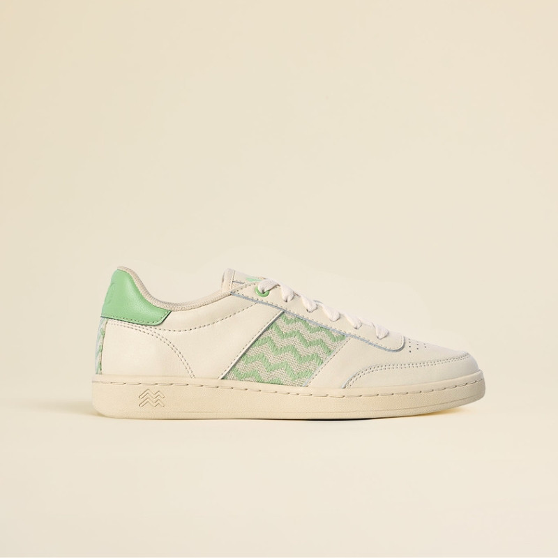 Baskets en cuir beige avec tissage vert pistache ethnique artisanal sur fond blanc. Saigon Classique 24' Pistaccio.