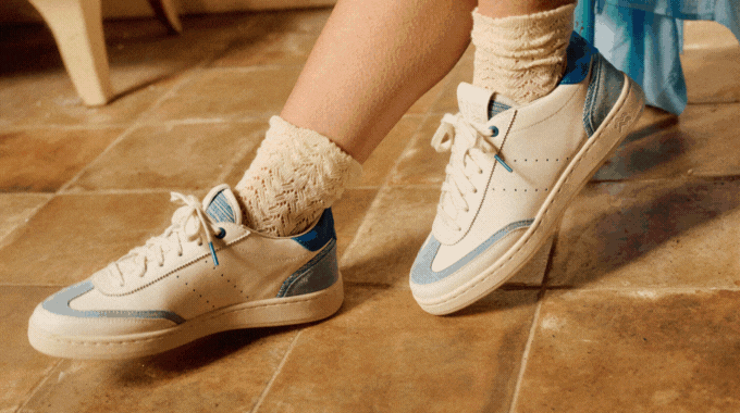 Les baskets éthiques de la collection HA LONG sont disponibles en deux coloris, bleu et orange.