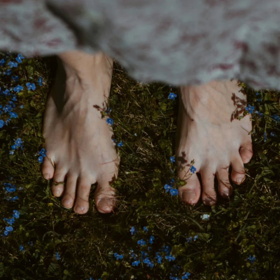 Pieds nus dans les plantes