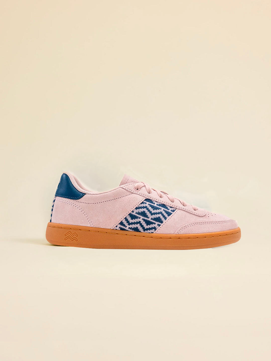 Baskets en suède rose avec motif tissé bleu.