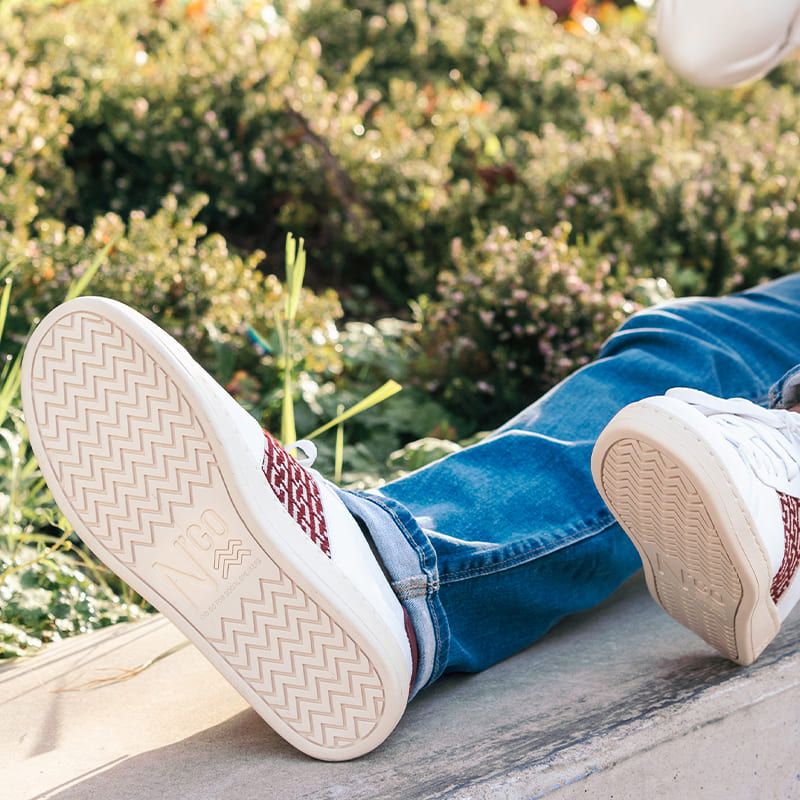 Ne te lâche pas d'une semelle