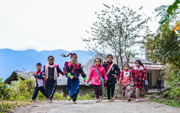Des élèves vietnamiens près d'une école primaire.
