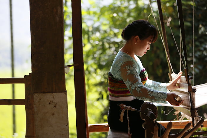 Les tissages sont réalisés à la main avec un métier à tisser en bois.